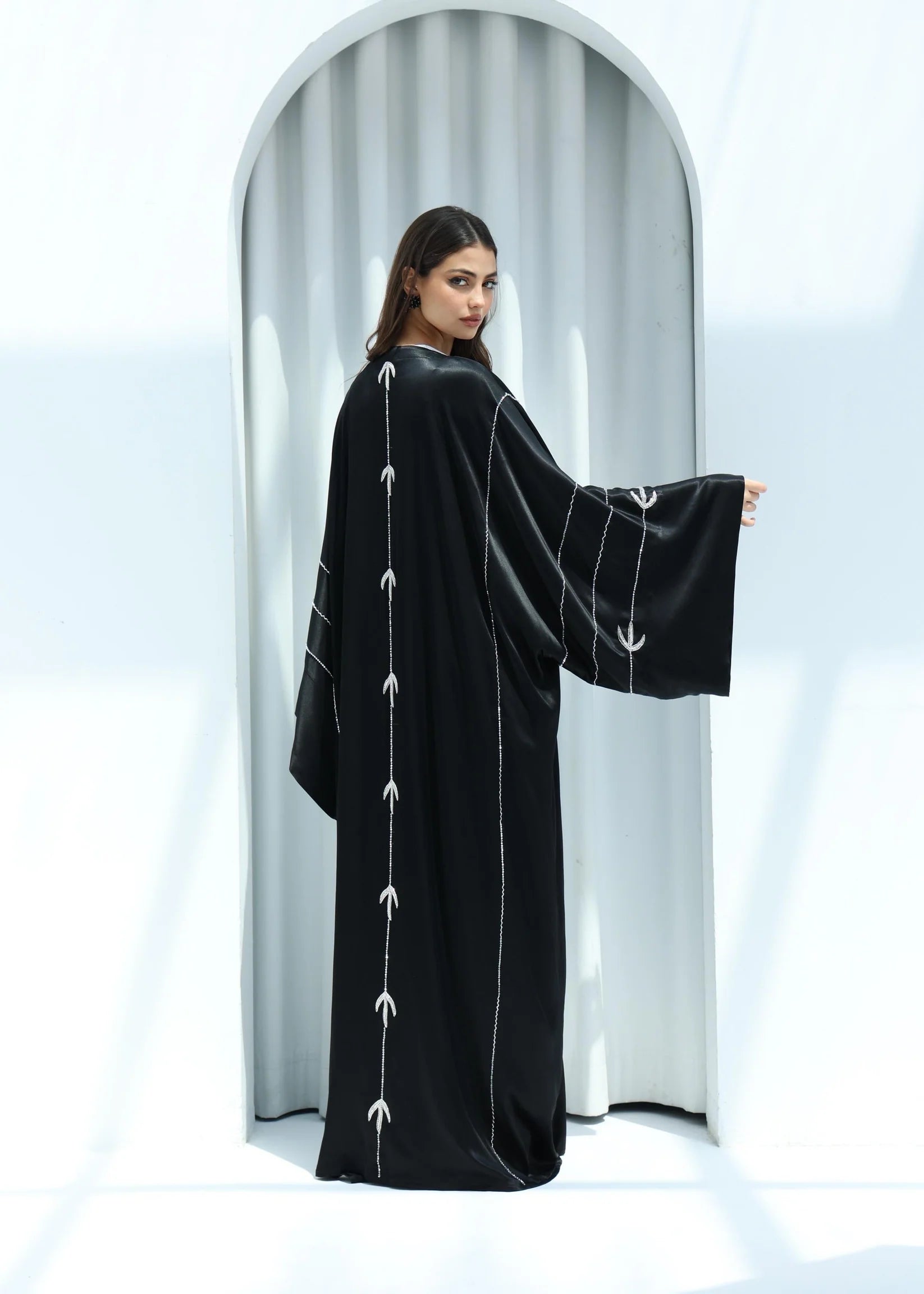 عباية نور اللوكس من تصميم عليزاي سعد